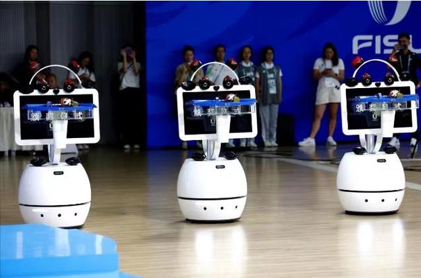 宝"机器人在成都大运会颁奖照片"这些在外界看来已是顶尖的机器人技术